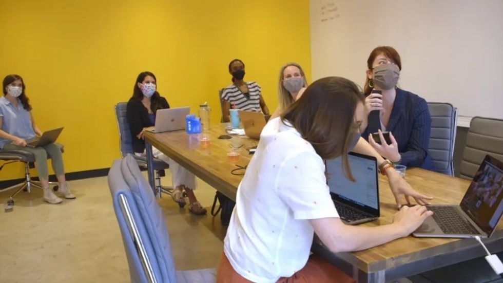 Six reporters in a yellow room, 'Breaking the News'