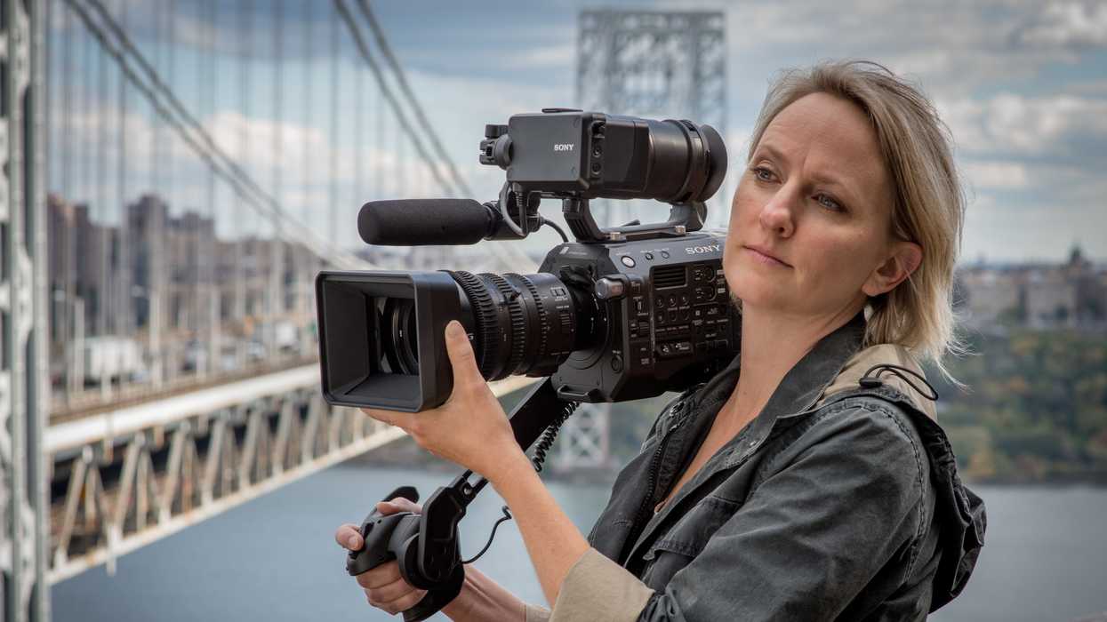 Sony_fs7_mark_ii_on_shoulder