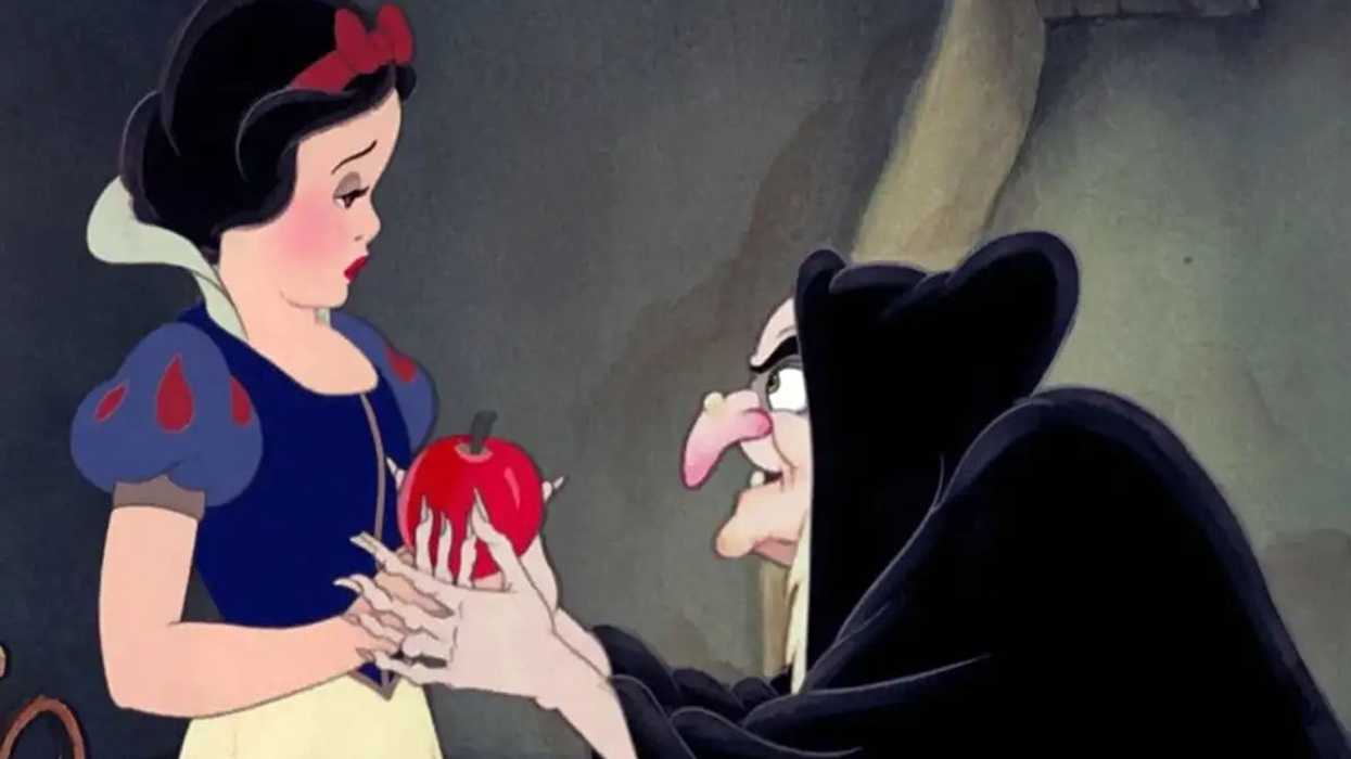 The Evil Queen comes to meet Snow White in the jungle and gives her the poisonous apple.