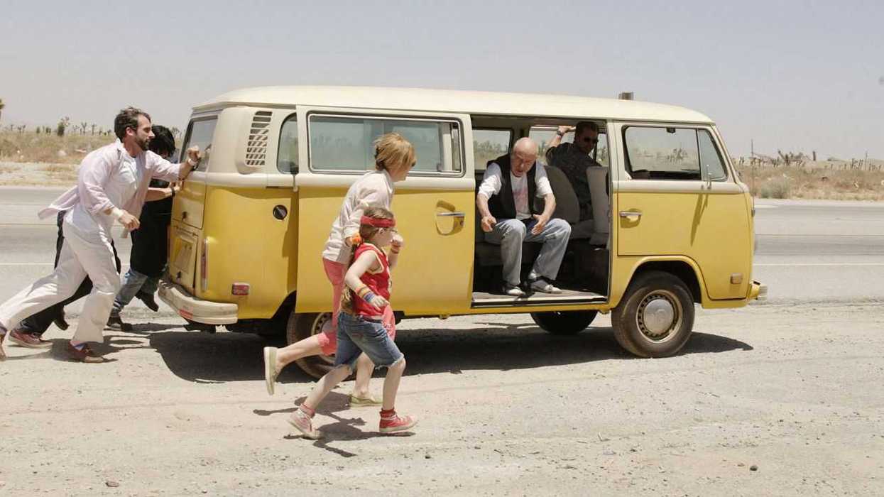 The Hoover family tries to jump into their vehicle in a still from Little Miss Sunshine (2006)