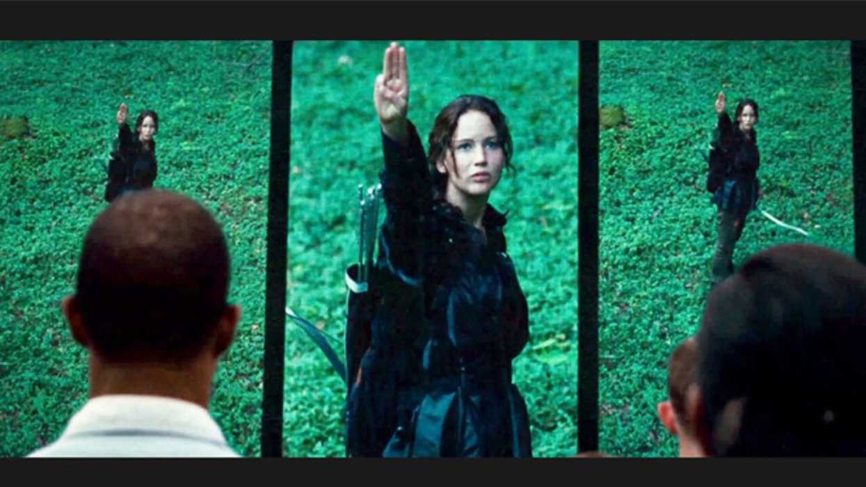 The_hunger_games_three_finger_salute