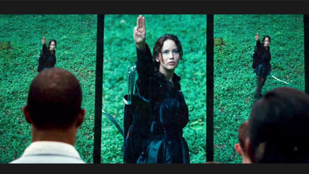 The_hunger_games_three_finger_salute