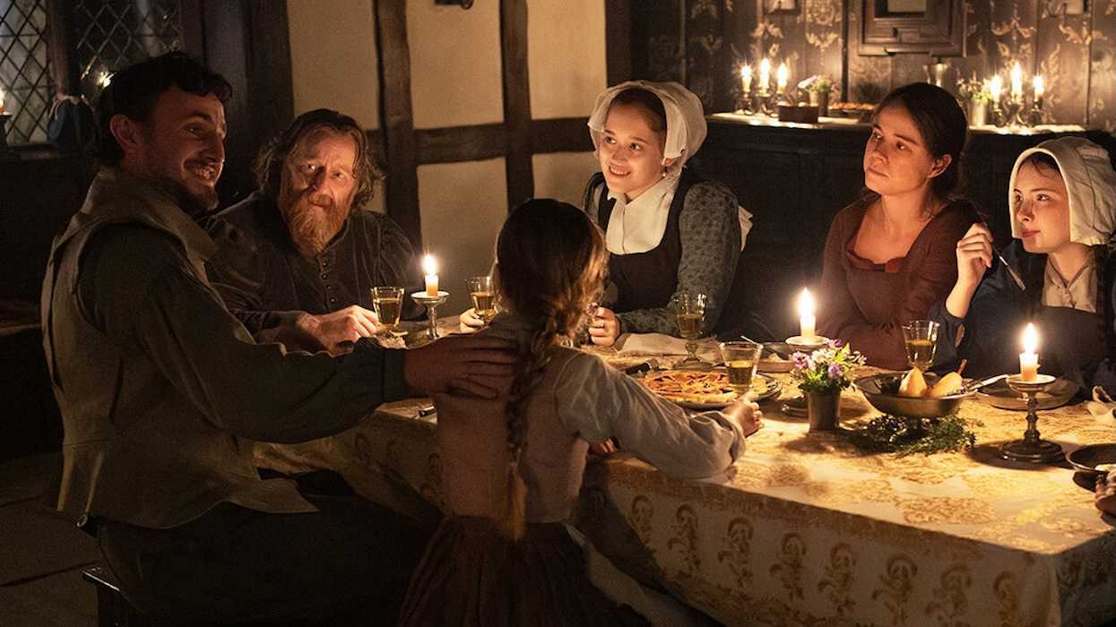 The Shakespeare family at dinner...Paul Mescal stars as William Shakespeare, David Wilmot as John, Freya Hannah-Mills as Eliza, Jessie Buckley as Agnes, Bodhi Rae Breathnach as Susanna.Photo by Agata Grzybowska ©2025 Focus Features.