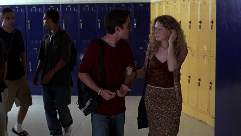 Thomas Ian Nicholas and Natasha Lyonne walking down a high school hallway in American Pie