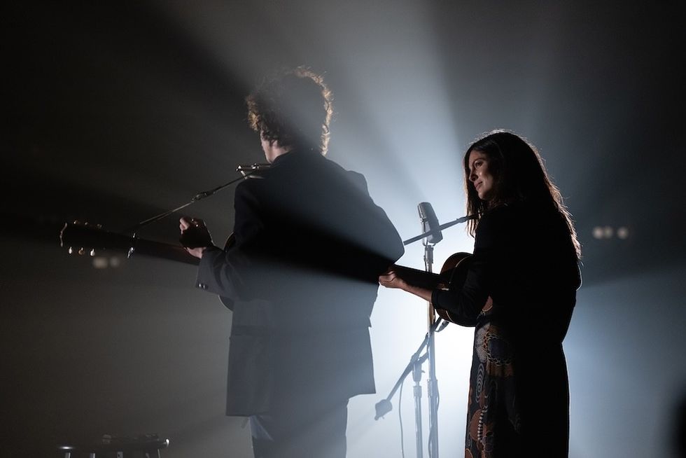 Timothe\u0301e Chalamet and Monica Barbaro in A COMPLETE UNKNOWN. Photo Courtesy of Searchlight Pictures. \u00a9 2024 Searchlight Pictures All Rights Reserved.