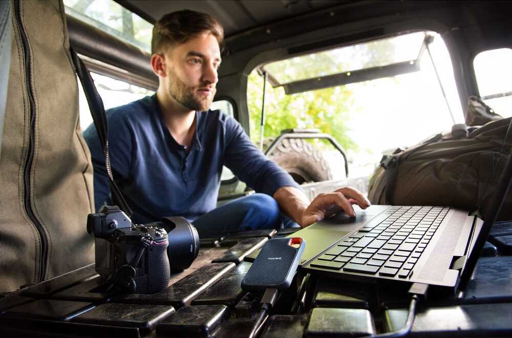 \u200bA SanDisk Extreme SSD being used by a videographer in the field
