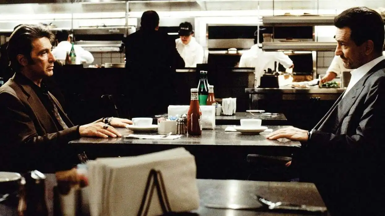 Vincent Hanna and Neil McCauley meet at the restaurant in the diner scene of Heat (1995)