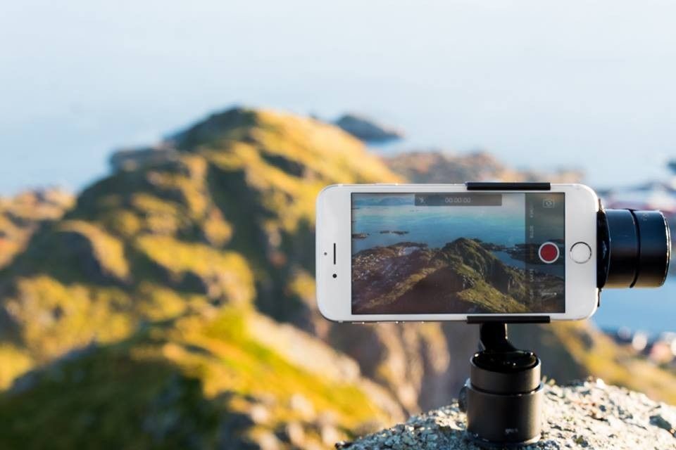 FlowMotion ONE is a Versatile Handheld Stabilizer for Smartphones and  Action Cams