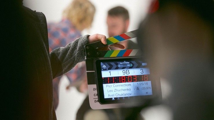 Clapping slate on set