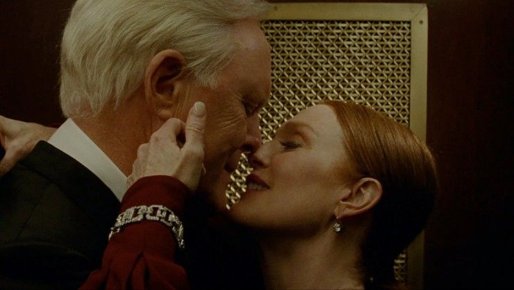 John Lithgow and Julianne Moore kissing in 'Sharper'